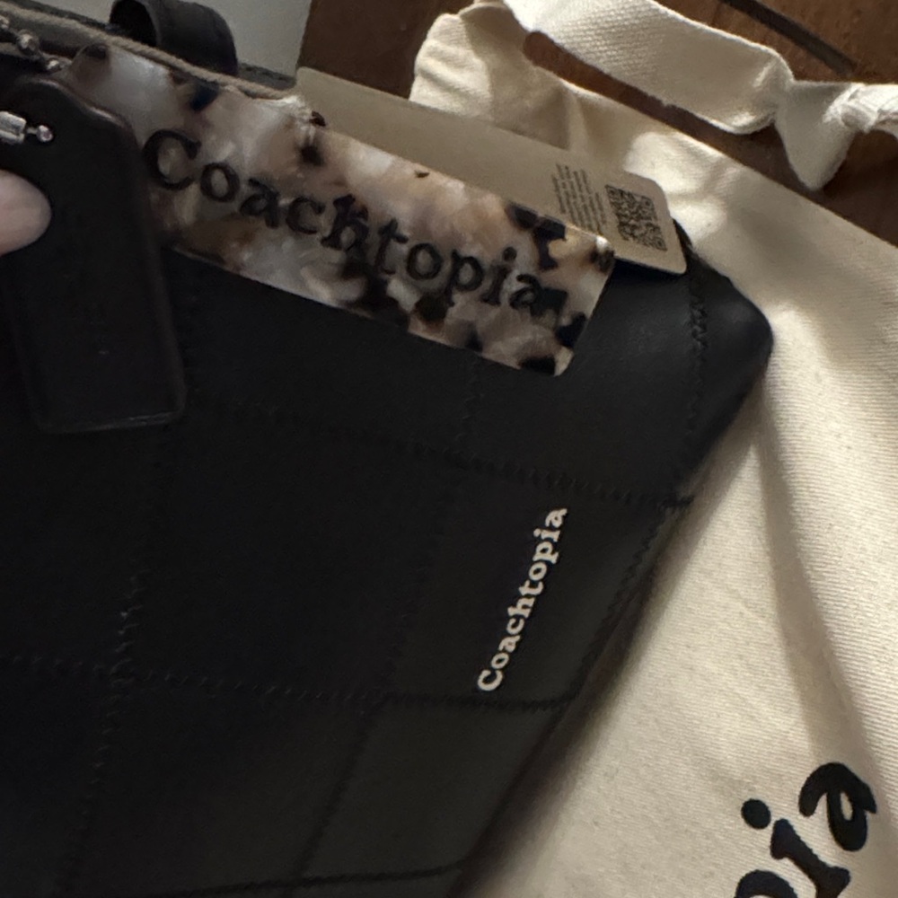 Coachtopia Elegant Black Shoulder Bag - Picture 3 of 6